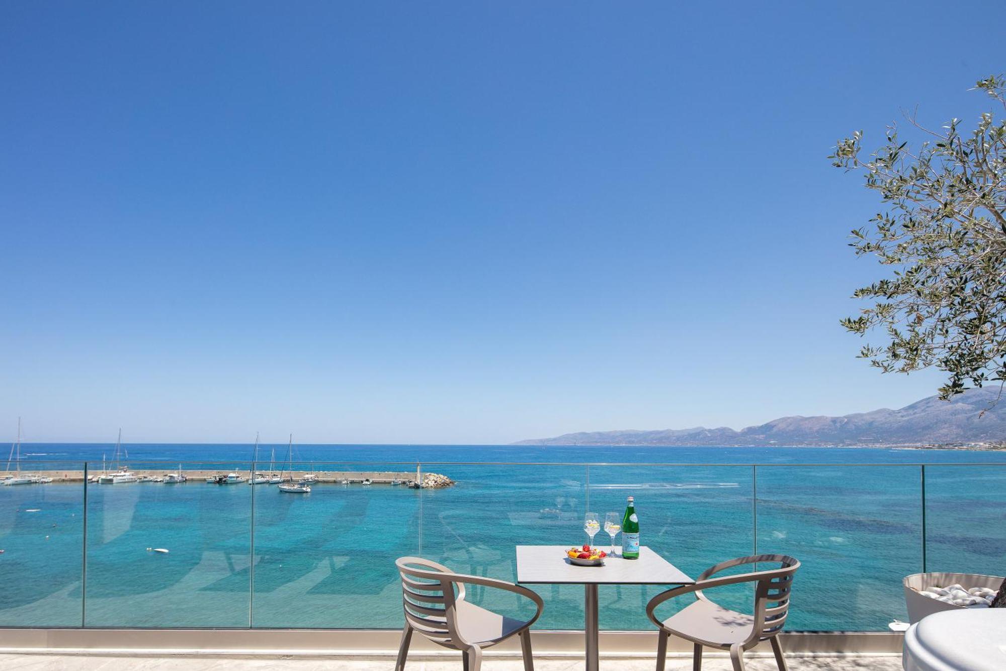 Skipper Beachfront Suites Chersonissos Buitenkant foto