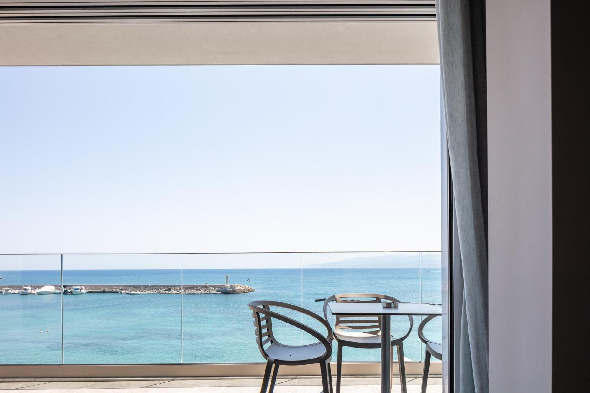 Skipper Beachfront Suites Chersonissos Buitenkant foto