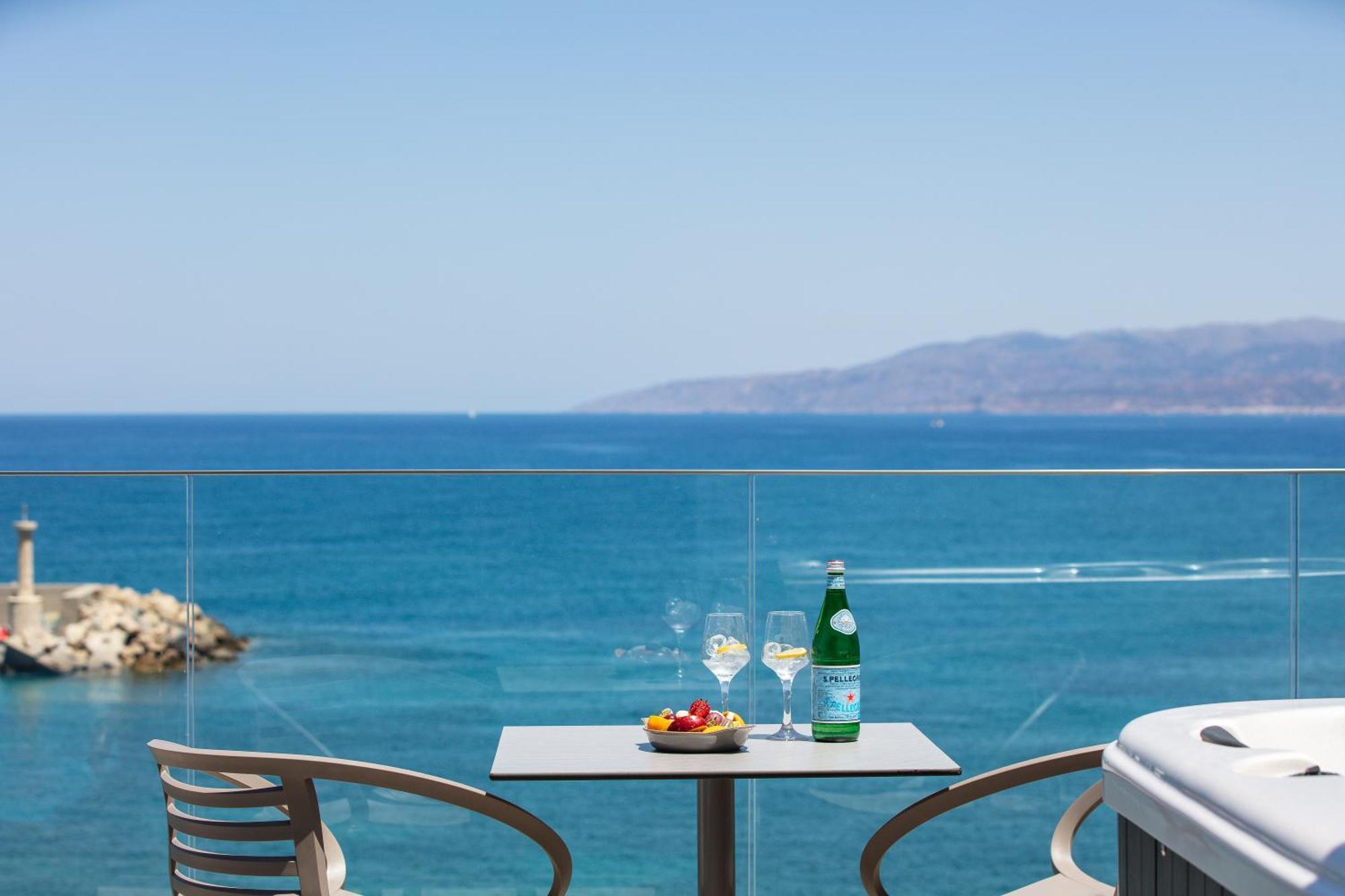 Skipper Beachfront Suites Chersonissos Buitenkant foto